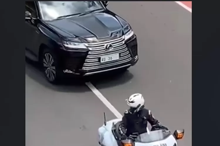 Raffi Ahmad diduga pengemudi mobil RI 36 yang viral. Warganet ramai mempertanyakan legalitasnya. Cek klarifikasi lengkapnya! (Net / HukamaNews.com)