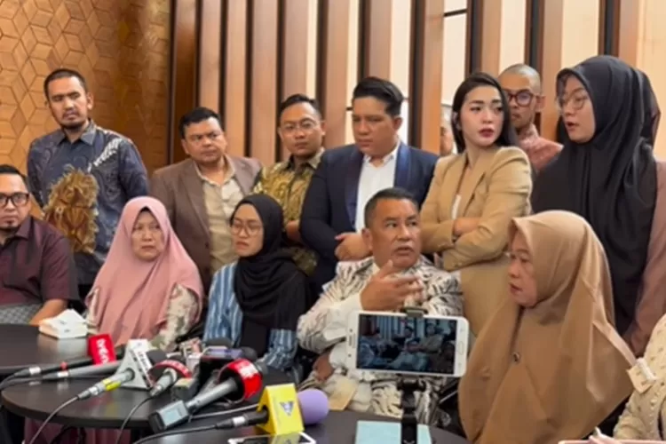 Konferensi Pers Istri Kapolsek Negara Batin AKP Anumerta Lusiyanto dan Tim Kuasa Hukum Hotman Paris pada Selasa, 25 Maret 2025. (instagram.com/hotmanparisofficial)