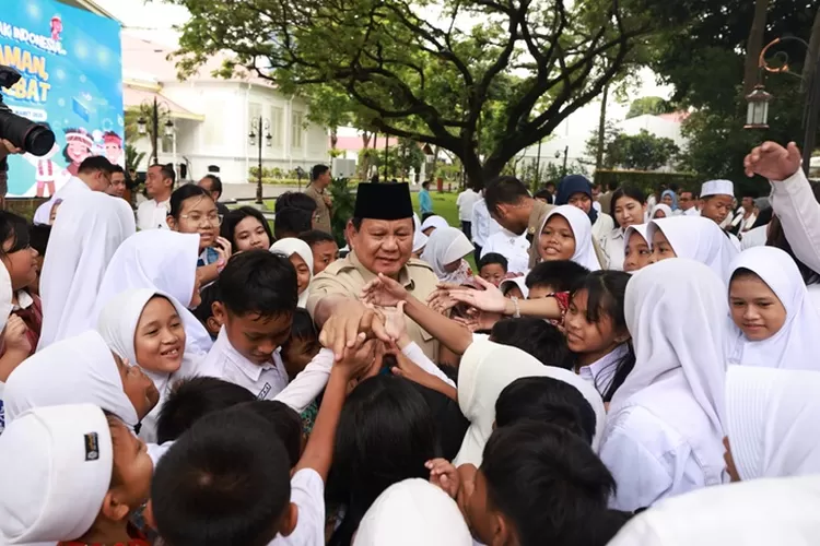 Momen Presiden Prabowo di Kerumuni siswa/siswi  (Tim Media Prabowo)