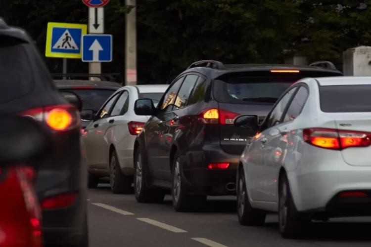 Foto Ilustrasi jalanan yang macet - jadwal one way, contraflow, dan ganjil genap arus balik Lebaran 2025. (Unsplash/zenitarka)
