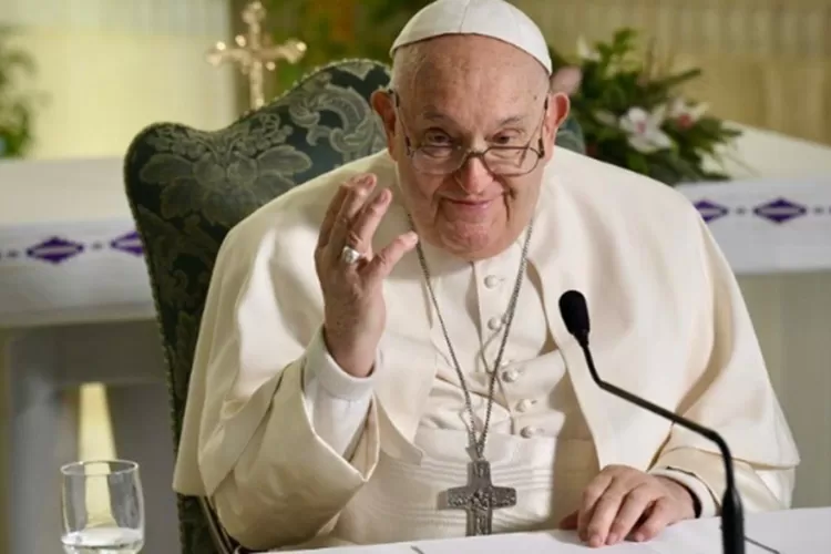 Kisah Paus Fransiskus dari Argentina yang menginspirasi dunia dengan reformasi Gereja Katolik dan hidupnya yang penuh kejutan. (HukamaNews.com / Net)