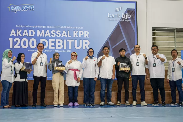 Pelaksanaan Akad Massal KPR bank bjb   sebanyak 1.200 debitur Jumat (10/11) di kantor pusat bank bjb.