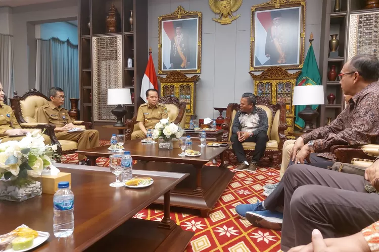 Penjabat atau Pj Gubernur Sumsel, Dr. Agus Fatoni (kiri) menyambut kunjungan CEO PT Ayo Media Network, Hardiyansyah.