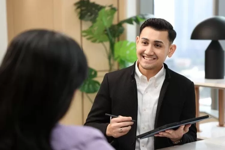 Petugas layanan BSI sedang menjelaskan produk kepada nasabah di Kantor Cabang&nbsp;BSI&nbsp;The&nbsp;Tower. (BSI)