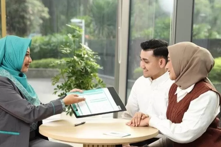 Petugas layanan BSI sedang menjelaskan produk kepada nasabah di Kantor Cabang&nbsp;BSI&nbsp;The&nbsp;Tower. (BSI)