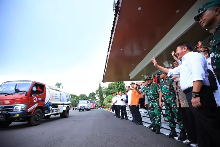 Gubernur Herman Deru melepas 23 armada bantuan kemanusiaan Rp2,65 miliar untuk korban bencana di Aceh, Sumbar, dan Sumut sebagai wujud kepedulian Sumsel.