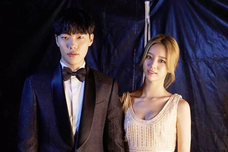 Hyeri dan Ryu Jun Yeol dikabarkan putus setelah 7 tahun menjalin hubungan asmara (X @PopBase)