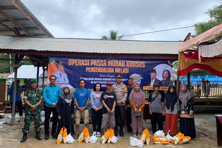 Kepala DIsperindgsar Barut, Dewi Handayani (tengah) foto bersama usai pelaksanaan operasi pasar murah di Desa Rimba Sari (kaltenglima.com)