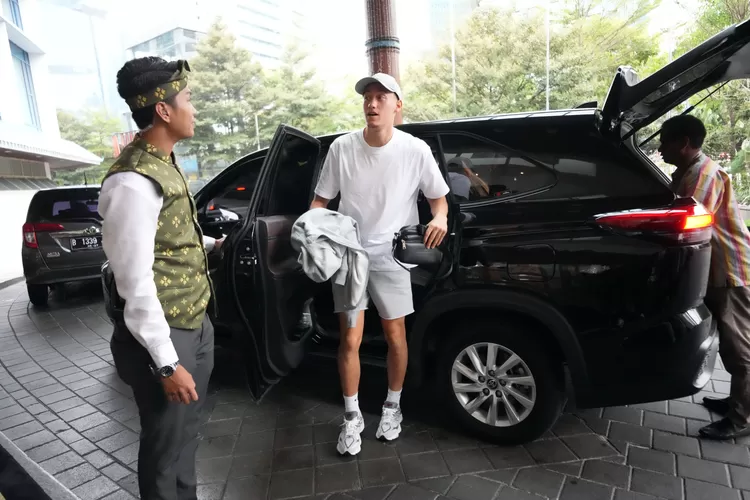 Calon pemain naturalisasi Timnas Indonesia Jay Idzes (tengah) saat tiba di Jakarta, Rabu (27/12).  (PSSI)