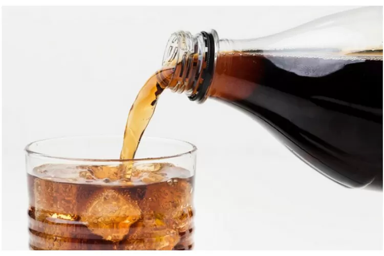 Soda Berlebih beberapa kaleng soda bertumpuk yang menampilkan label peringatan tentang risiko kesehatan, mendorong konsumen untuk mempertimbangkan kembali pilihan minuman mereka