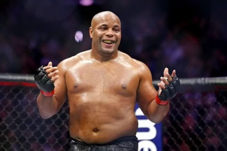 Daniel cormier saat bertarung di atas ring UFC  (Sumber: X@doucydom)
