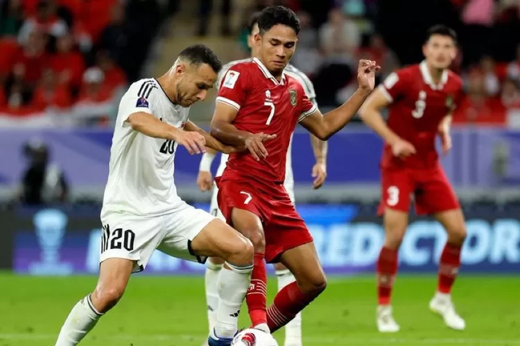 Marselino Ferdinan berebut bola dengan pemain Irak (Sumber: X@FandomID)