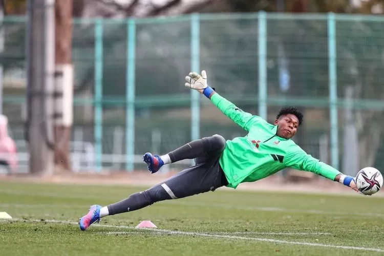 Zion Suzuki menjaga gawang  (Sumber: Instagram zionsuzuki)