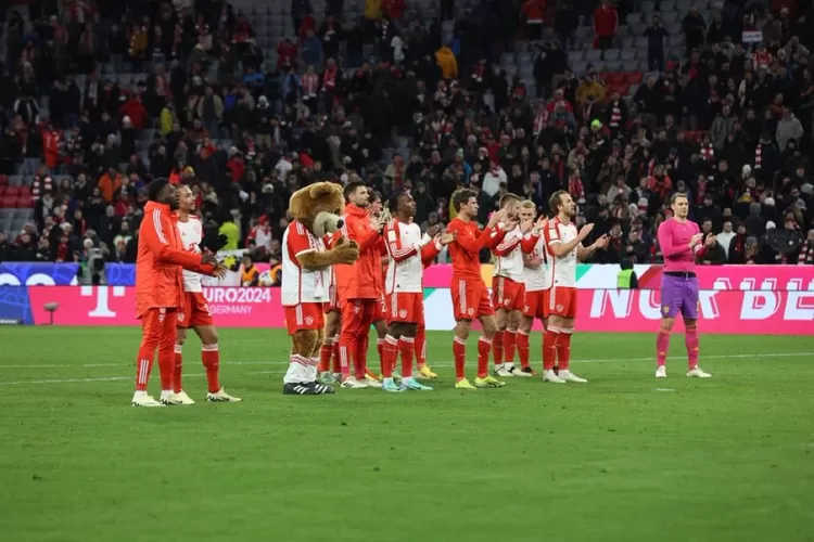 Pemain Bayern Munich berterimakasih kepada supporter usai pertandingan (X @FCBayernEN)