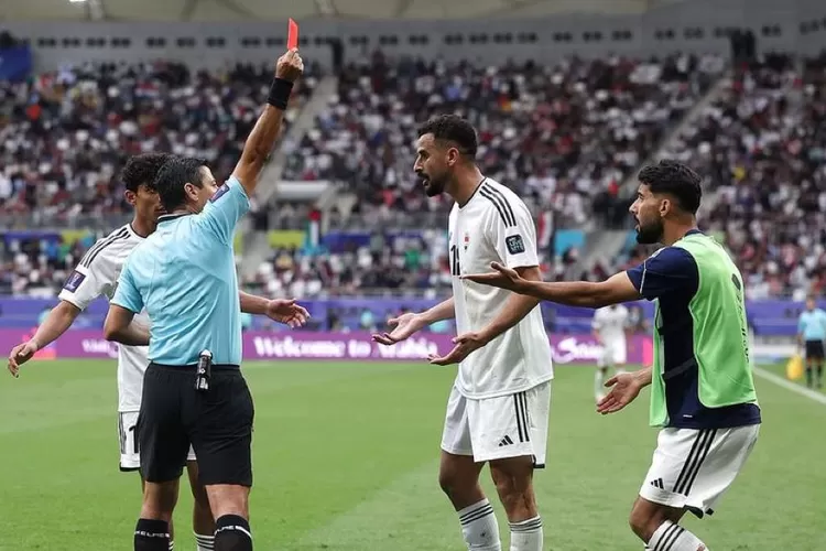 Aymen Hussein Dapat Kartu Merah (X MailOnline)