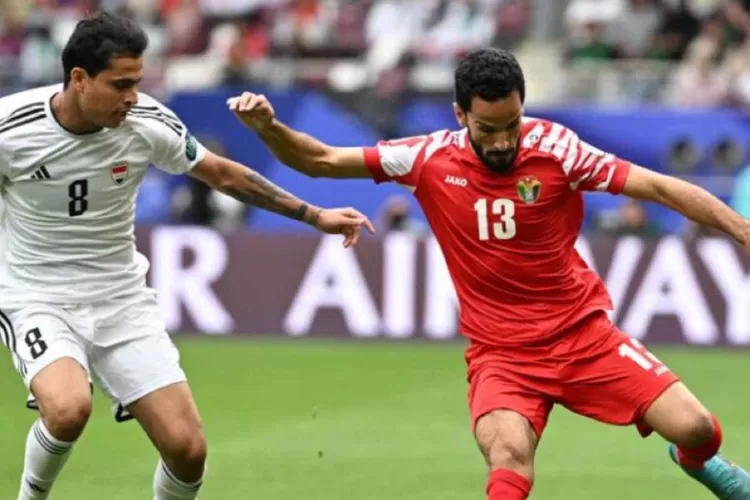 Pemain Irak sedang menendang bola (X Gilabolacom)