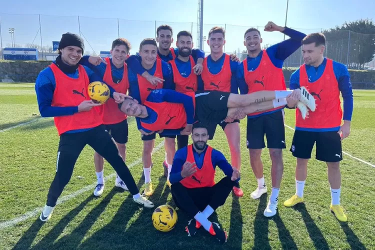 Pemain deportivo alaves di sesi latihan(Sumber: X Alaves)
