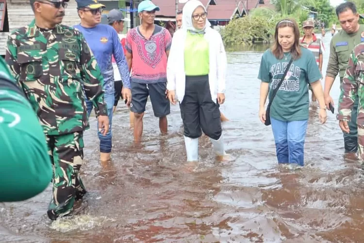 Plt.Kalaksa BPBD Kota Palangka Raya mendampingi PJ.Walikota Palangka Raya Memantau keadaan Banjir  (Instagram @bpbd_kota_palangka_raya)