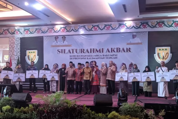 Gubernur Kalteng, H. Sugianto Sabran dan istri, Sekda Kalteng, Nuryakin dan istri, Ketua KKB Pusat, Yuni Abdi Sulaiman dan istri, Wakil Ketua I DPRD Kalteng, Abdul Razak, dengan penerima umroh pada kegiatan Silaturahmi Akbar KKB (Balangan News)