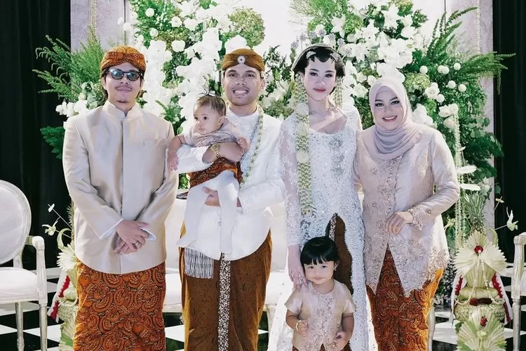 Aurel Hermansyah dan Atta Halilintar berfoto bersama di pernikahan Thariq Halilintar dan Aaliyah Massaid