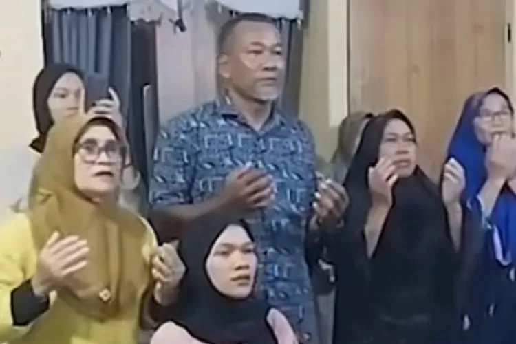 Keluarga Veddriq Leonardo sujud syukur saat berhasil meraih emas untuk Indonesia di Olimpiade Paris 2024 (TikTok @gethadza)