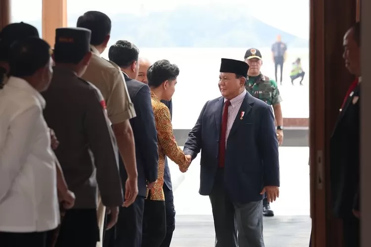 Presiden Prabowo Subianto berpamitan dengan jajarannya sebelum bertolak ke China 