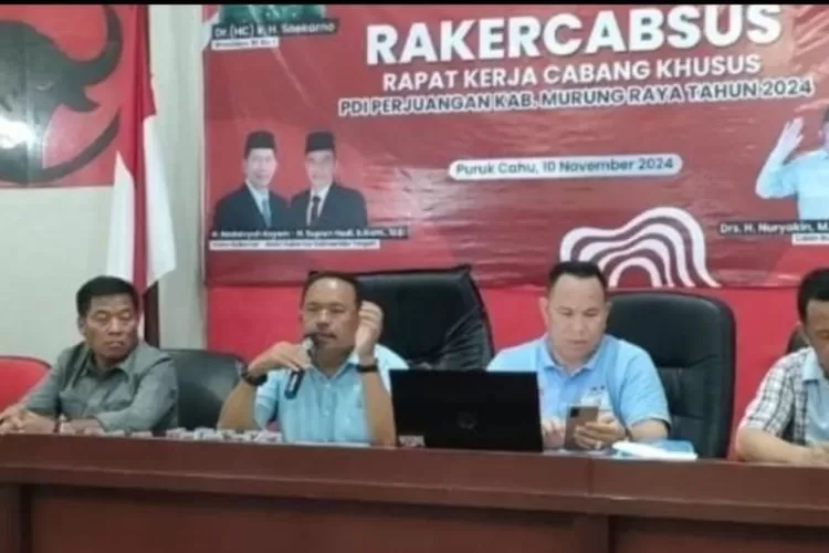 Nurani bersama tim dalam jumpa pers di Posko Pemenangan (kalteng Lima)