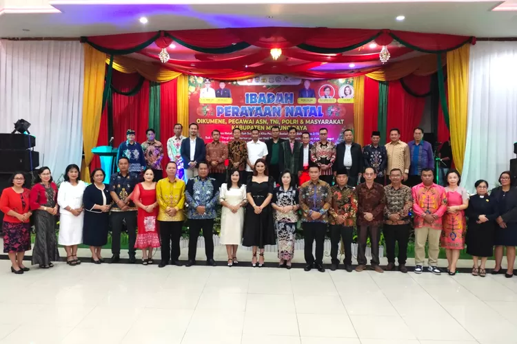 Ketua DPRD Murung Raya Hadiri Natal Gabungan, (kalteng lima)