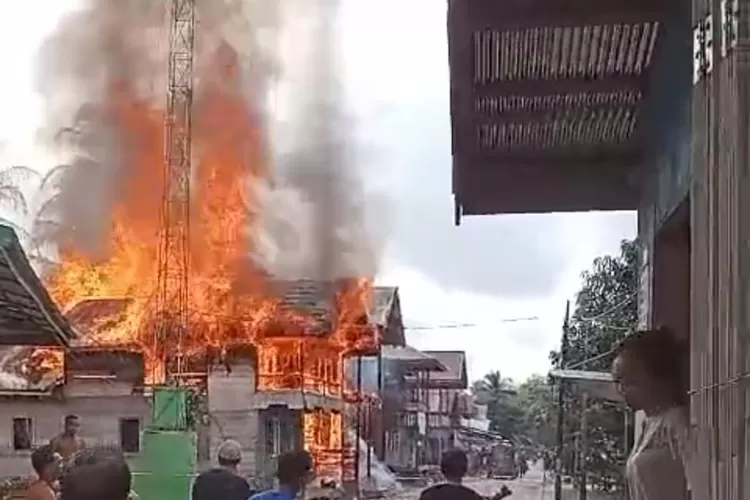 Api saat berkobar di Desa Muara Sumpoi Murung Raya (kalteng Lima)