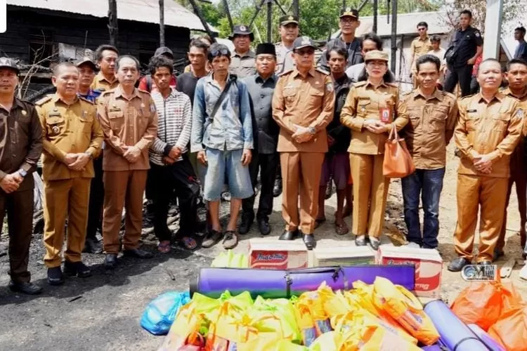 Pemkab Murung Raya Serahkan Bantuan untuk Korban Kebakaraan di Desa Muara Jaan (Kalteng lima)