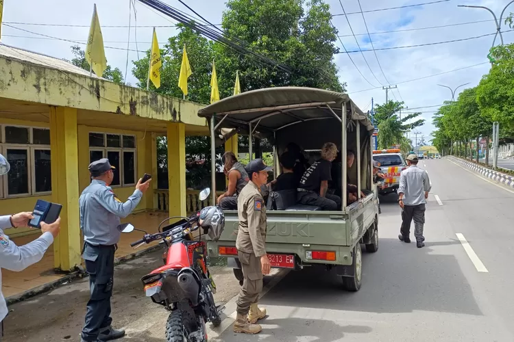 Satpol PP Barut Pulangkan Kelompok Punk. (1TULAH.COM)