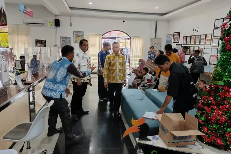Pj Bupati Mura Hernmon saat Sidak di kantor Disdukcapil Murung Raya (kalteng lima)