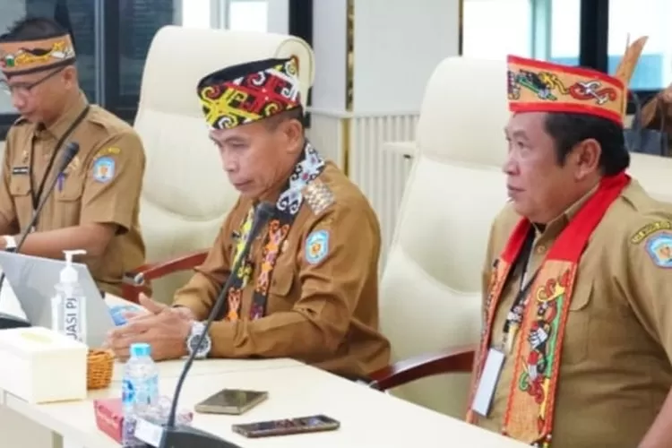 Pj Bupati Mura Hermon saat evaluasi kinerja, Selsa (14/1/2025) (kalteng Lima)