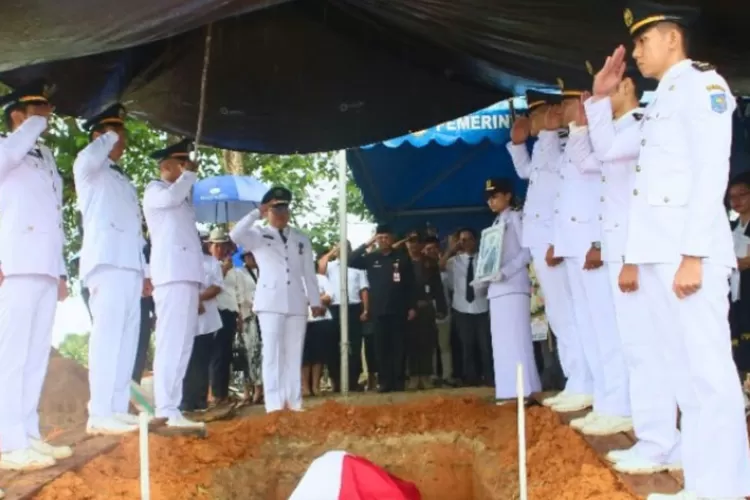 Pemkab Barito Utara (Barut), Kalteng, memberikan penghormatan terakhir kepada mendiang Ompie Herby, mantan wabup Barut