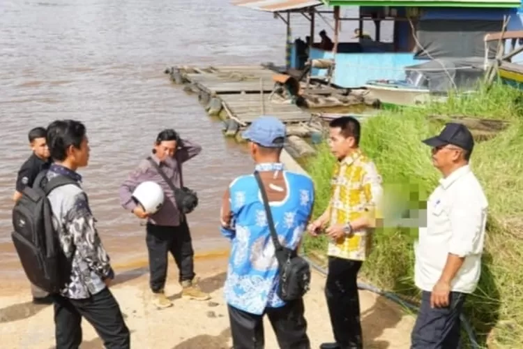 meninjau lokasi rencana pembangunan Jembatan Penyeberangan Sungai Barito, yang rencana akan dibangun di Desa Beras Belange, Kecamatan Laung Tuhup, Kamis (23/1/2025). (kalteng lima)