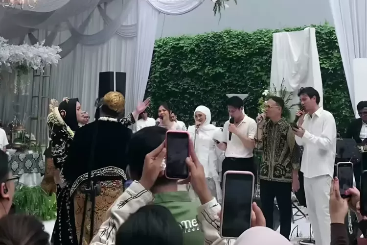 Pernikahan Salma dan Diman dihadiri rekan Idol