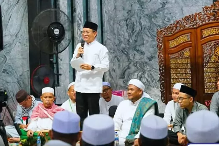 Asisten III Sekretariat Daerah (Setda) Barito Utara (Barut), Yasser Arafat menghadiri peringatan Isra Mikraj Nabi Muhammad SAW dan Haul Ke-20 Abah Guru Sekumpul berlangsung dengan penuh khidmat di Masjid Jami Abdurrahim Muara Teweh, Rabu, 29 Januari 2025. Foto: Diskominfosandi Barut