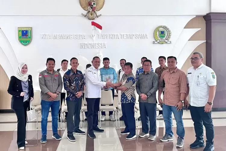 Ketua DPRD Mura Rumiadi memimpin kegiatan DPRD setempat ke DPRD Kabupaten Kabumen Jawa Tengah dalam rangka mengkaji serta mempersiapkan produk Hukum Daerah (foto : DPRD Mura)