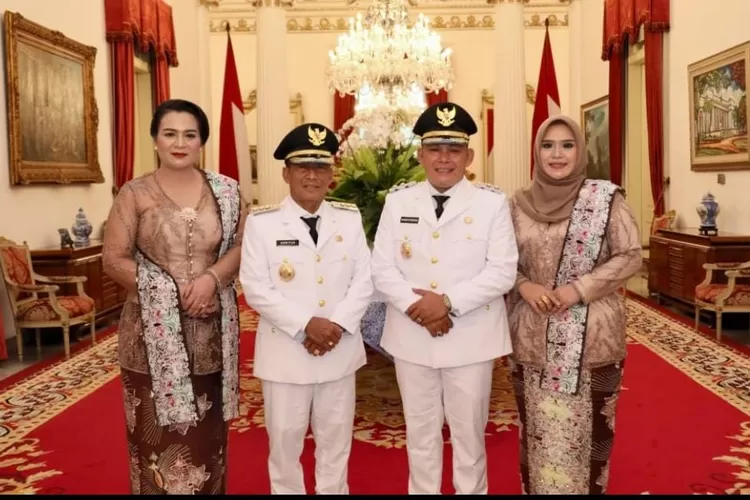 Heriyus dan Rahmanto Muhidin didampingi istri (kalteng lima)
