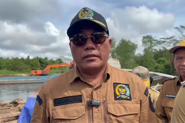 Anggota Komisi III DPRD Kapuas bersama Wakil Bupati Kapuas, Dodo, turun langsung ke lokasi   Jembatan Muara Terusan yang Roboh pada Selasa pagi, 25 Februari 2025.