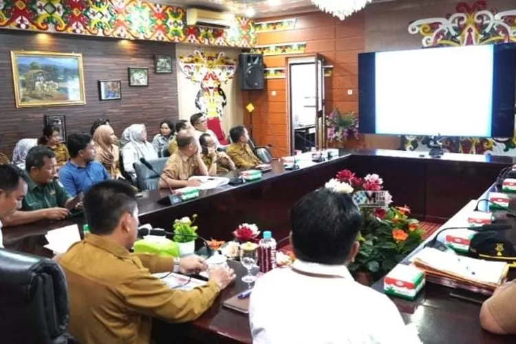 Pemerintah Kabupaten (Pemkab) Murung Raya (Mura) menggelar rapat pengendalian inflasi daerah dalam rangka stabilisasi harga kebutuhan pokok (Bapok) menjelang bulan Ramadan dan Hari Raya Idulfitri (Foto : Diskominfo SP Mura)