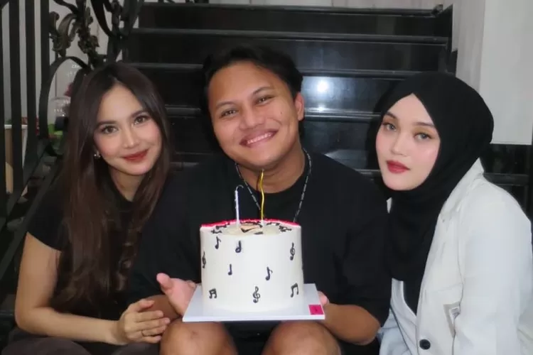 Mahalini dan Putri Delina merayakan ulang tahun Rizky Febian