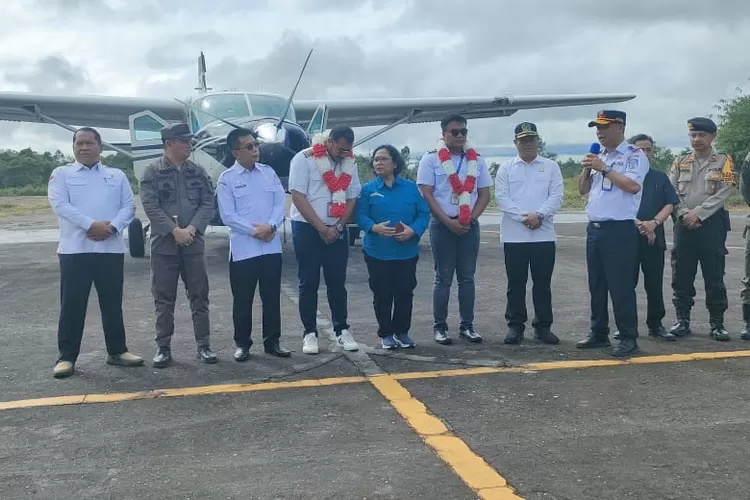 Anggota DPRD Mura Bebie menghadiri syukura n penerbangan perdana Smart Aviation (foto : kalteng Lima)