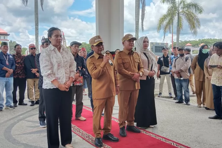 Penyambutan Bupati Heriyus dan Wabup Rahmanto di Rujab Bupati setempat   (kalteng lima)