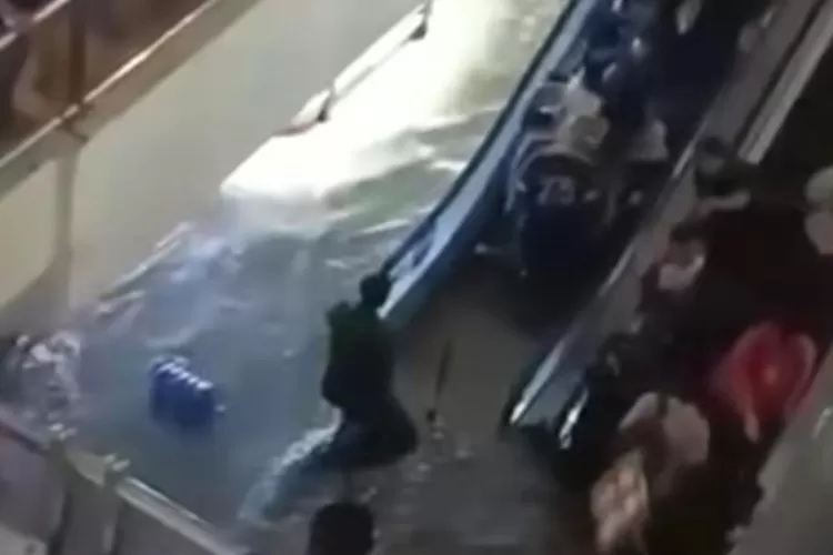 Terjadi banjir parah di Bekasi hingga air masuk ke dalam mall