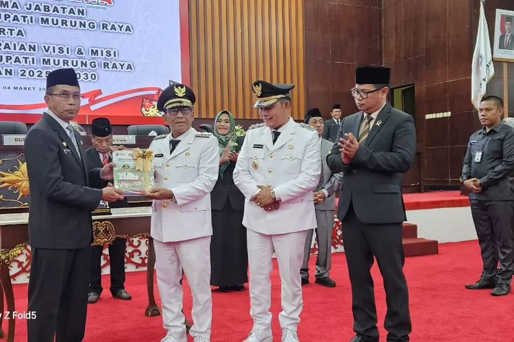 Bupati Mura Heriyus dan Wabup Rahmanto dalam  acara paripurna