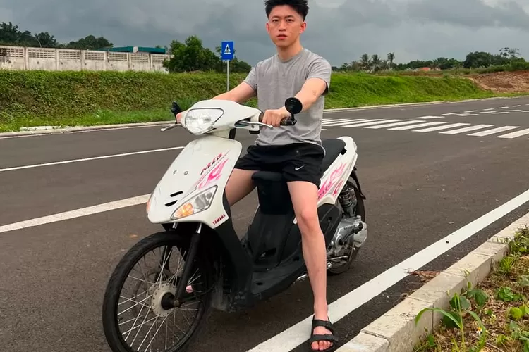 Rich Brian balik kampung, naik motor maric karbu
