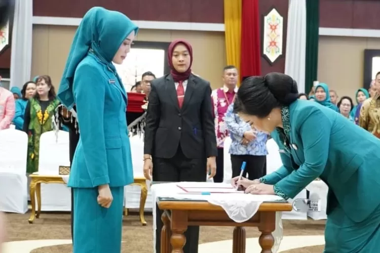 Pimpin Warnita Heriyus Jabat ketua TP-PKK dan Tim Pembina Posyandu Mura (Kalteng Lima)