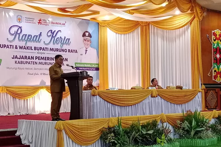Bupati Mura Heriyus memimpin rapat perdana 