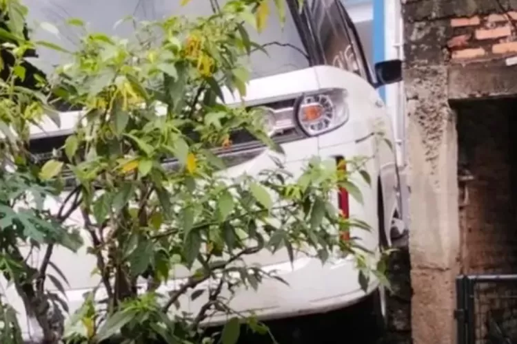 Damkar bantu evakuasi mobil yg terperosok 